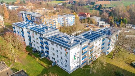 Wohnblock im Grünen mit Dachphotovoltaikanlage